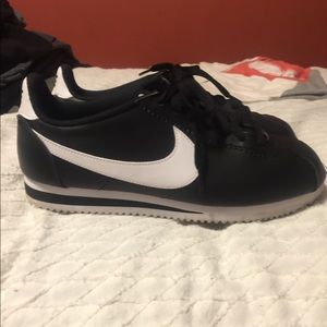 NIKE black/white leather classic Cortez
